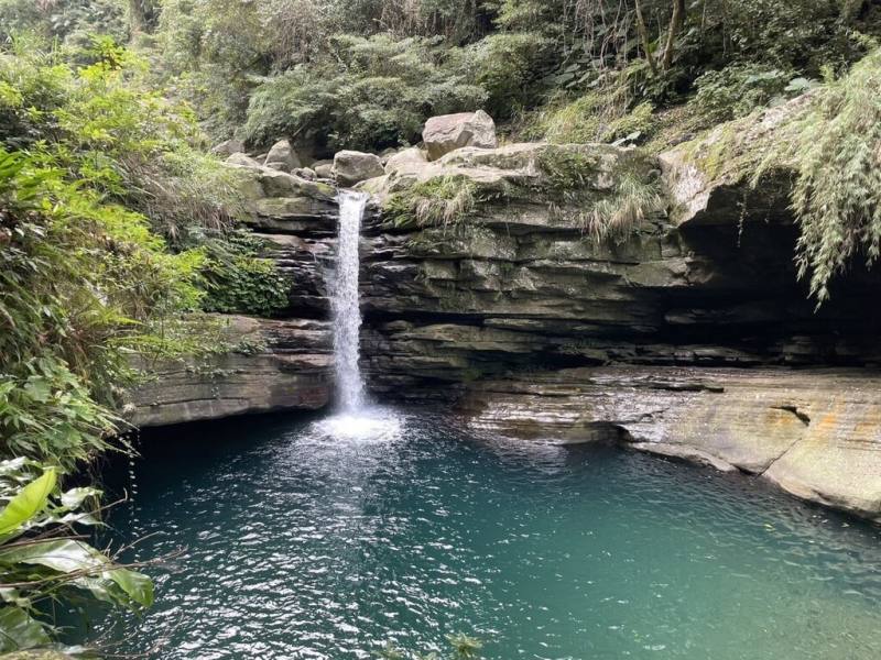 苗栗縣南庄鄉苦花潭距離鹿場部落約1公里，潭水深而清澈，又有傾瀉而下的瀑布，周遭鬱鬱蔥蔥，為隱身山谷中的絕景瀑布秘境。（參山國家風景區管理處提供）