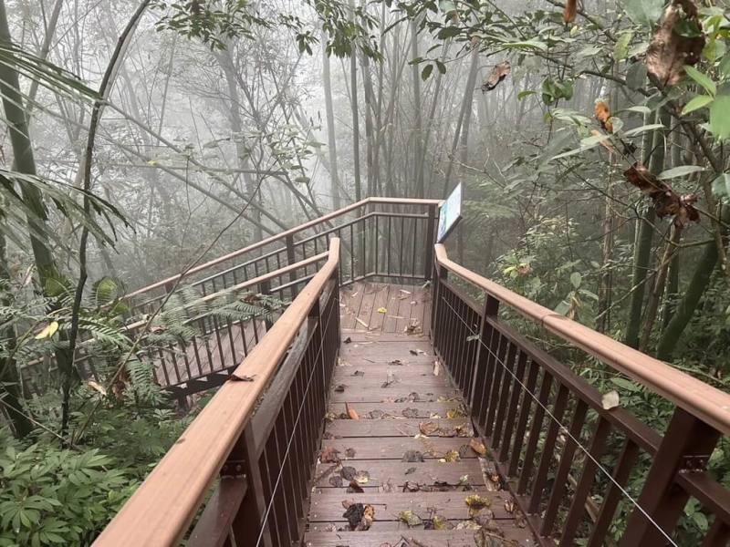 交通部觀光署參山國家風景區管理處6日表示，苗栗縣南庄鄉鹿場部落附近的苦花潭步道設施改善工程已完工啟用，提供遊客更安全友善的休憩空間。（參山國家風景區管理處提供）