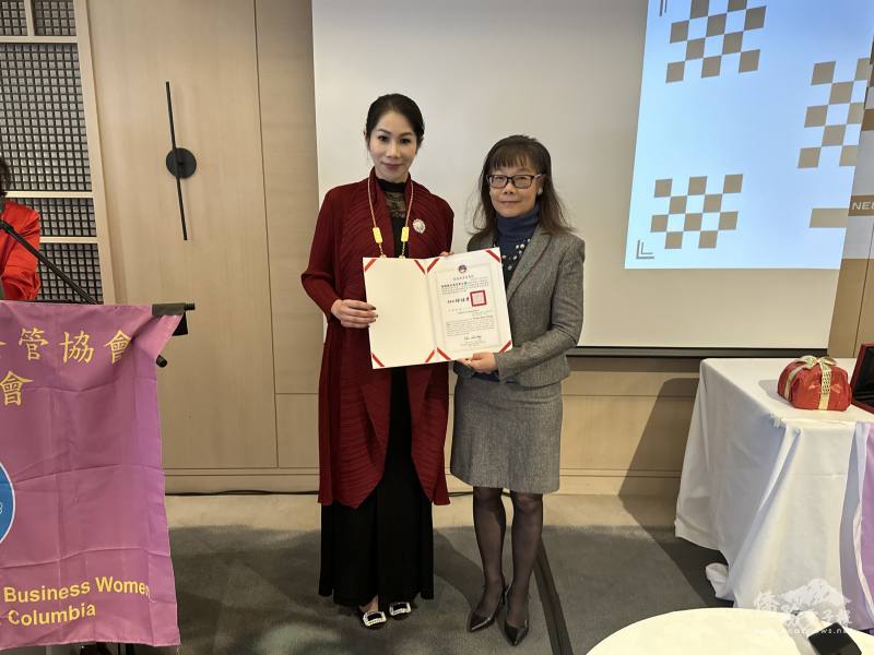 組長陳碧蓮(右)頒贈僑委會賀狀給會長曹文瓊(左)