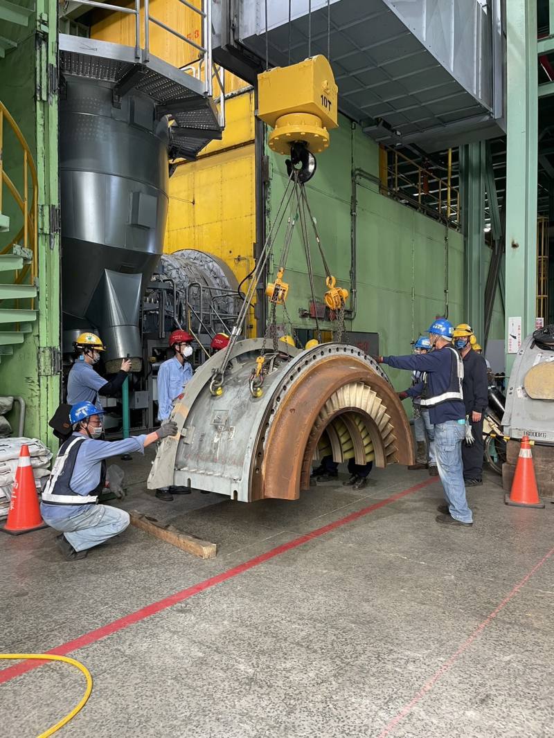 台電同仁全力出動，針對興達複循環5號機氣渦輪機的空壓機及氣機進行拆解