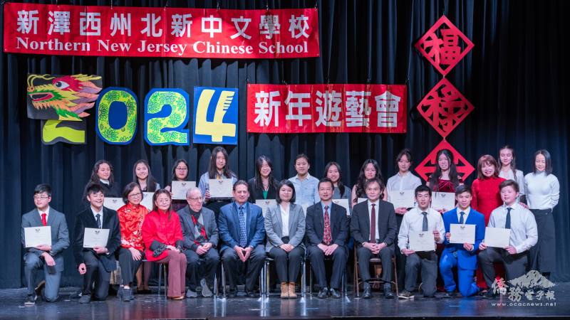 十九名學生榮獲總統義工獎，由市長Matthew Kayne頒發獎狀。（圖：莊榮耀提供）