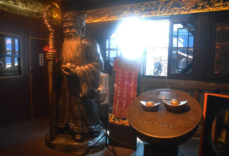 新北市中和區烘爐地南山福德宮，是北台灣求財最旺的土地公廟，2公尺高的神像，手裡的大元寶被信徒摸得閃閃發亮，大家都希望沾沾福氣，保庇一整年財運大發。