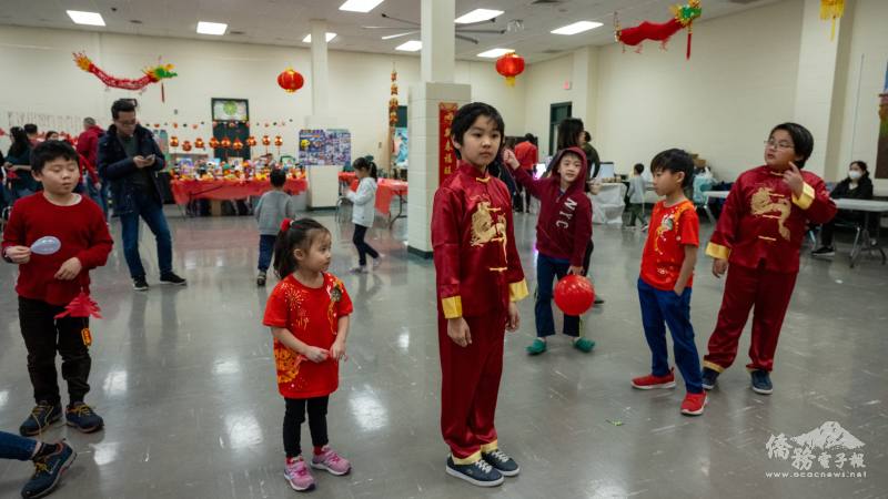 遊藝會後的交誼時間，有摸彩點心發紅包，帶給小朋友們無限期盼。（圖：莊榮耀提供）