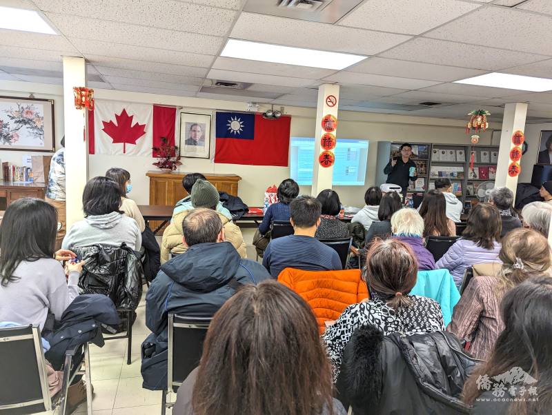 僑民專心聆聽講師林師豪特許會計師(站立者)的稅務講解和解答 