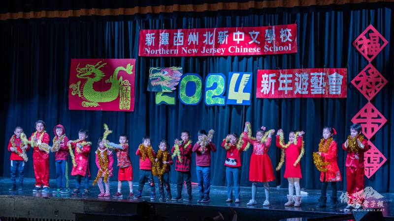 一年級15名學生披著金色，舞動「恭喜新年好」，喜氣洋洋。（圖：莊榮耀提供）