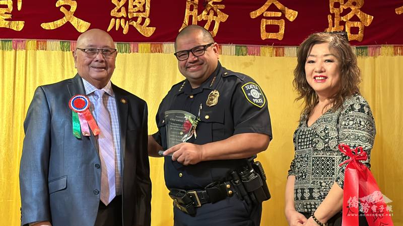 合勝堂及北美媽祖協會合頒發感謝獎牌給西雅圖警察局局長Adrian Diaz為中國城守護安全