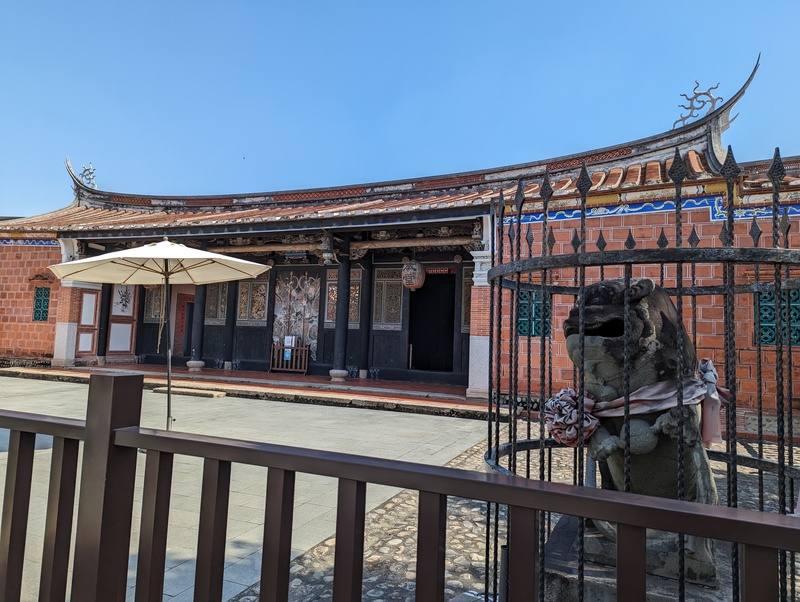 台中市霧峰林家宮保第園區於921地震近8成倒塌，是否修復引發爭論，經各界、林家後代及學者多方努力，近年才全數修復。