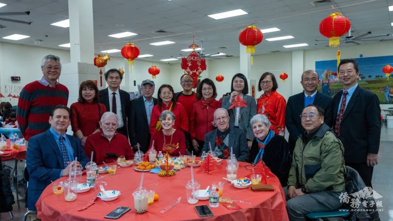 市長Matthew Kayne（前排左一）、郡行政主委Meyer Rosenthal（左四）、紐約僑教中心副主任王鈺淇（後排右四）等貴賓們與眾同樂，領略過年氣氛，並發給學生紅包。（圖：莊榮耀提供）