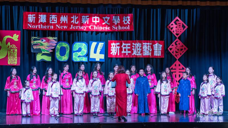 華音青少年合唱團演唱兩首膾炙人口的民歌「魯冰花、月琴」，受到觀眾激賞。（圖：莊榮耀提供）