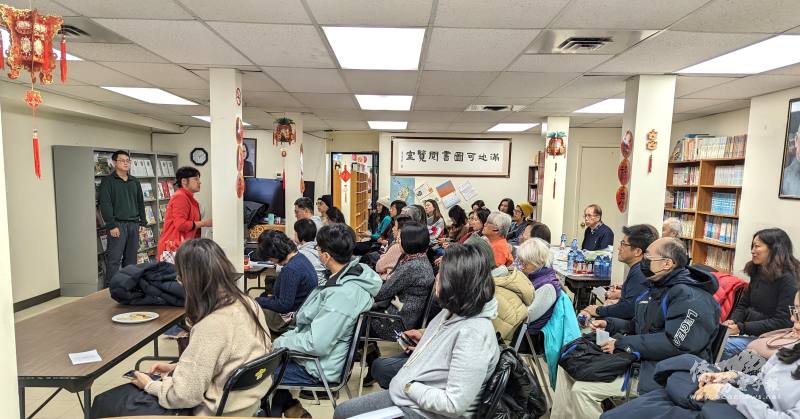 蒙特婁大專校友會會長林怡君(左側站立者)介紹嘉賓並說明活動流程