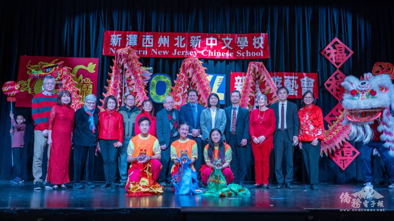 北新中文學校4日在蒙特維爾高中大禮堂，舉行龍年春節遊藝會。（圖：莊榮耀提供）