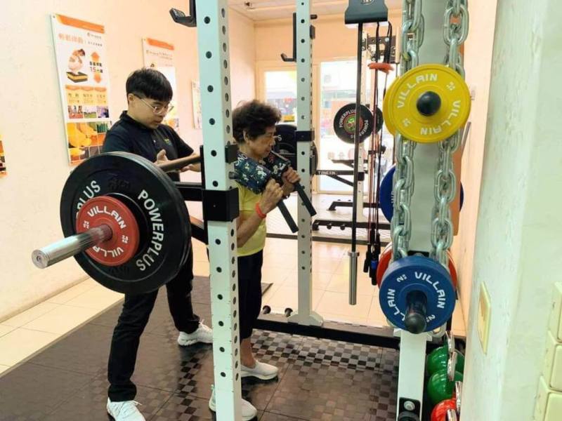 苗栗縣返鄉創業青年周君龍（左）與妹妹在苗栗市開設肌力訓練教室，鎖定中高齡族群開設個人化課程，協助正確對抗老化、提升體力。（周君龍提供）