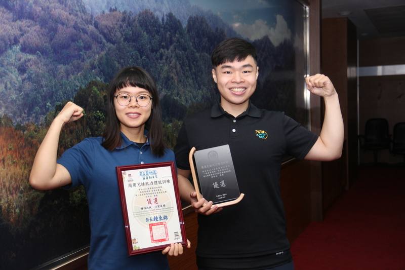 健康意識抬頭，各地健身運動場館興起，苗栗返鄉青年周君龍（右）、周雅云（左）兄妹齊心創業，針對中高年齡族群推廣肌力體能訓練，獲選苗栗縣第2屆青年創新店家優等獎。