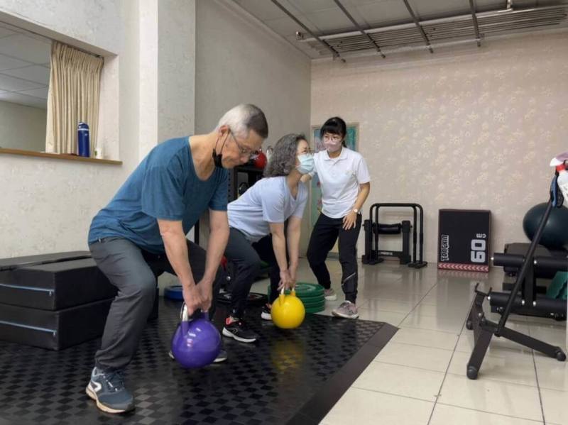 苗栗青年周君龍、周雅云（右）兄妹返鄉創業，在人口逐年老化的客家庄，利用母親過去承租的洗衣店店面改造成健身教室，推廣中高齡肌力體能訓練，獲選苗栗縣第2屆青年創新店家優等獎。圖為周雅云指導學員。（周君龍提供）