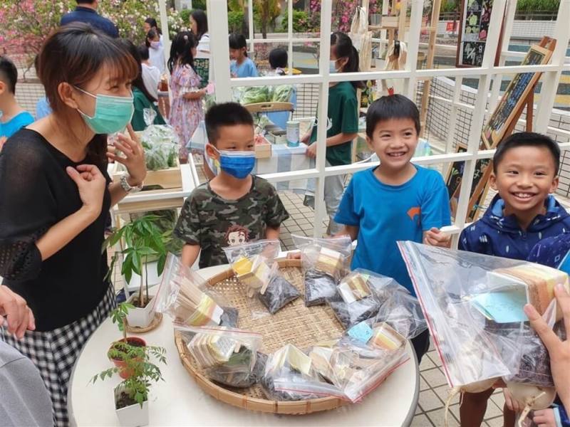 高雄市新上國小將食農教育系統化為校訂課程，學生甚至在校內成立產銷公司，師生定期在採收時舉辦成果分享，透過販售更了解農業運作發展。（新上國小提供）