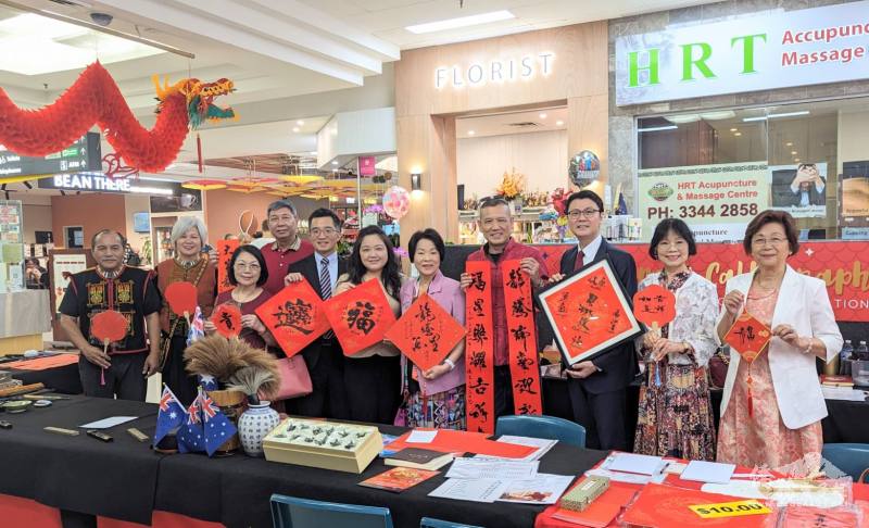 范厚祿與老師林俊傑及貴賓合影