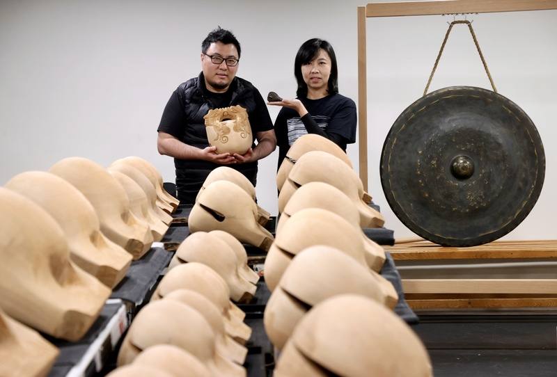 作曲家林煒傑（左）與擊樂家賴奇霞（右）夫妻檔以當代音樂和聲音藝術思維出發，透過木魚探索擊樂共振，挖掘工藝品的再生性和聲響的豐富性