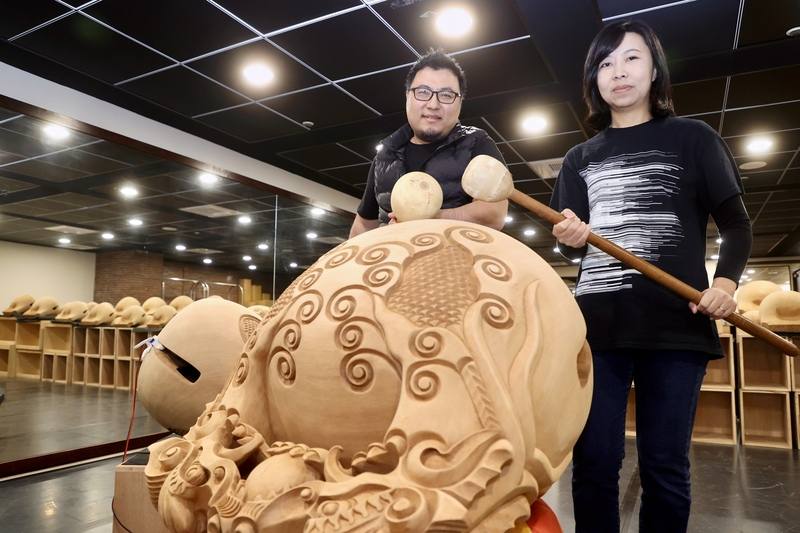 一公聲藝術「共振計畫：拍頻」將於4月12日到4月14日登場，作曲家林煒傑（左）與擊樂家賴奇霞（右）夫妻檔透過台灣在地製造的工藝品樂器木魚與鑼，討論音樂中的「亂中有序」，也讓觀眾透過演出能夠自由想像