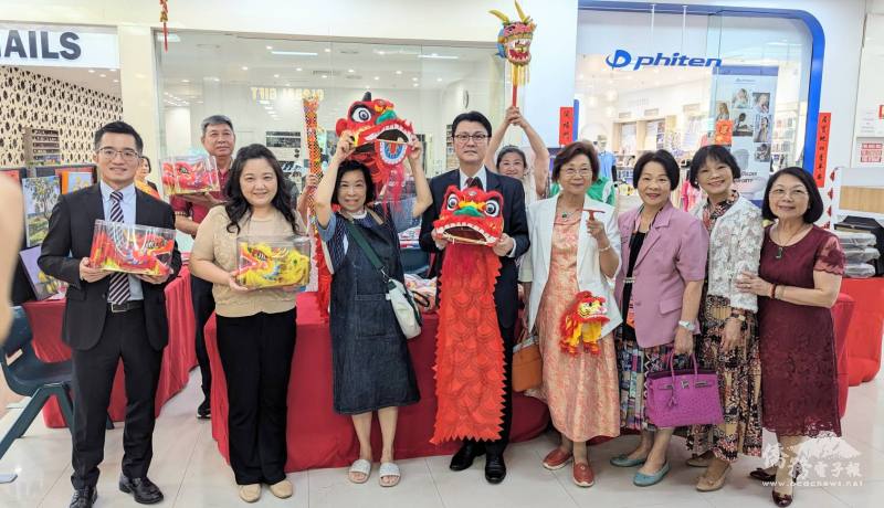 范厚祿與貴賓推廣舞龍藝術