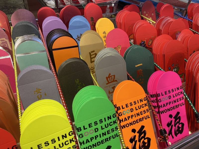 現代文創商品琳瑯滿目，紅包不再只限於紅色，中央大學歷史所所長皮國立指出，傳統紅包是紅色，是因為紅色代表吉祥，同時也有驅煞的涵義
