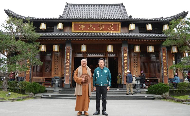 北后寺住持釋演一（左）說，大年初一至初三將舉行佛前大供祈福活動，會有佛青團成員奉茶，歡迎大家參加。民進黨宜蘭縣立委陳俊宇（右）指出，歡迎全國民眾過年到宜蘭走春拜廟，品嚐宜蘭美食