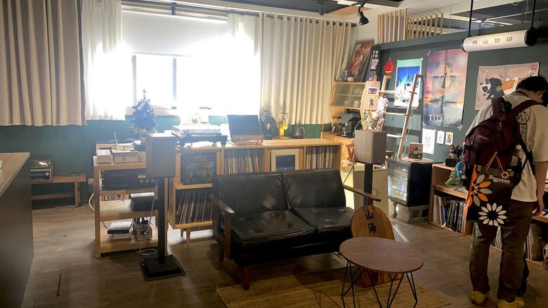 彰化山海山唱片行專賣黑膠唱片，還設試聽區，咖啡色沙發、圓形小木桌加上黑膠唱機，讓人可放鬆感受黑膠唱片的美妙樂音