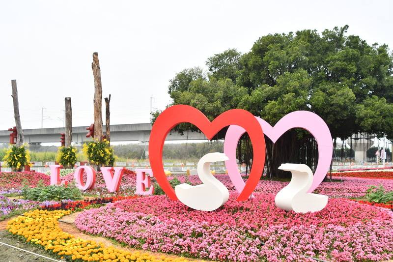 「2024花在彰化」10日在彰化溪州公園開幕，園區有大型裝置藝術適合拍照，還有彰化農、林、漁、牧、花主題花藝布置