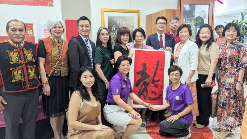 范厚祿與貴賓走訪新年民俗文化攤位