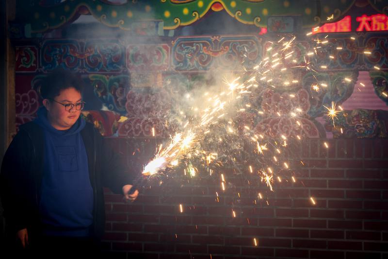 圖為民眾開心放鞭炮