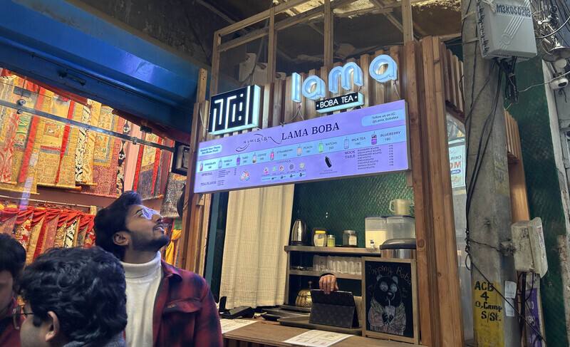 台灣珍珠奶茶10多年前進軍印度失利，最近強勢回歸，首都德里的珍奶店如雨後春筍般湧現。圖為西藏村的一家珍奶攤。 (圖：中央社)