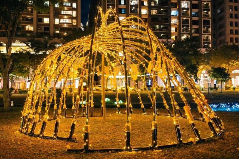 花蓮縣原住民藝術家柳哲光利用竹子等素材打造光藝作品「竹城」，展現原民建築美感，春節期間在新竹縣東興圳展出。他表示，透過結合光線的映照，「竹城」在夜晚也能呈現光影藝術美感。（新竹縣文化局提供）