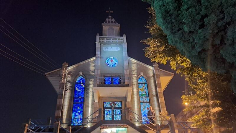 義大利籍藝術家安德里亞．魯辛（Andrea Rusin）受邀到竹北天主堂進行彩繪玻璃創作，將彩繪玻璃鑲嵌於教堂窗戶中，在夜晚來臨時，教堂內的燈光會透過彩繪玻璃帶來不同光影效果，彷彿用光畫畫，讓教堂更顯神聖氛圍。