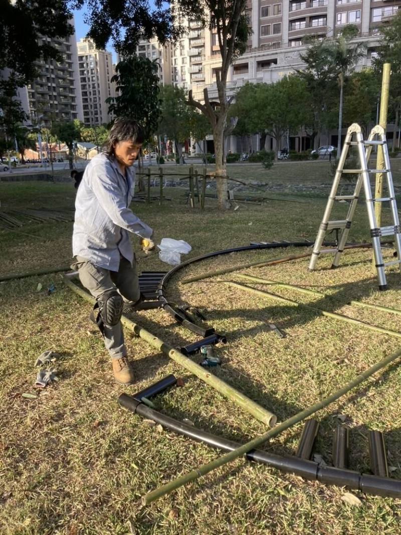 花蓮縣原住民藝術家柳哲光受邀到新竹縣東興圳的光藝節展出作品，他以竹子為主要素材打造「竹城」，此作品受原住民建築啟發，這些建築多以堆疊方式展現穩固，他也運用有秩序的竹編堆疊，呈現出原住民建築概念。（柳哲光提供）