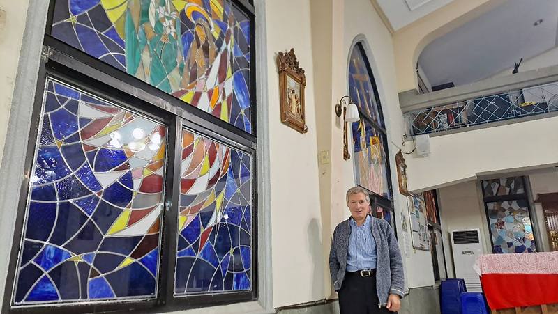 義大利籍藝術家安德里亞．魯辛（Andrea Rusin）5年前推廣藝術落腳台灣，盼促進台義文化交流，他也受邀到竹北天主堂進行彩繪玻璃創作，讓教堂日夜都能透過玻璃散發彩色光芒，營造神聖氛圍。