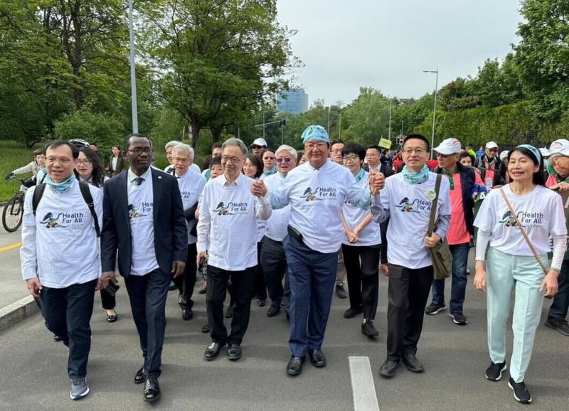 民進黨立委邱泰源（前右3）卸任立委後，將回醫界擔任無給職志工，並於5月率團赴日內瓦參加世界衛生大會（WHA），希望持續以醫療協助台灣國際參與。（邱泰源辦公室提供）