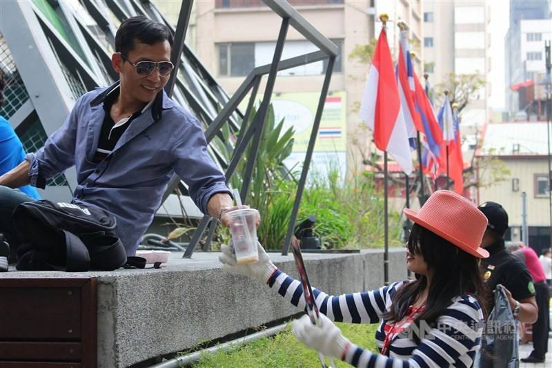 Indonesian workers clean up the area around the ASEAN Plaza building, which is formerly known as First Square in Taichung. File photo courtesy of a worker who identifies herself as "Pinky" April 12, 2018