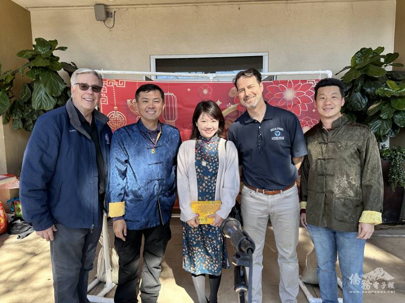 北橙中文學校校長吳俊毅(左2)、橙縣文教中心主任蕭蓓如(中)、維拉公園市市議員吳正鵬（右1）與市政府團隊合影