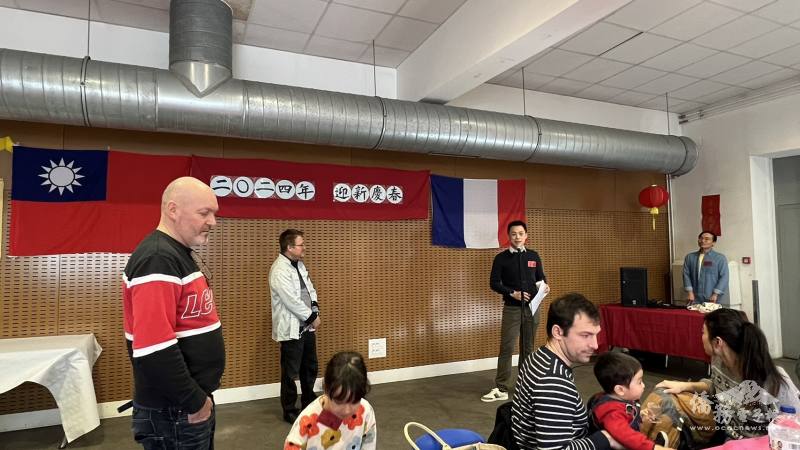 楊政衡向在場參加活動人員拜年及介紹i僑卡