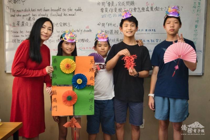 劉玫蒨老師帶領學童製作龍年燈籠、春聯及剪紙