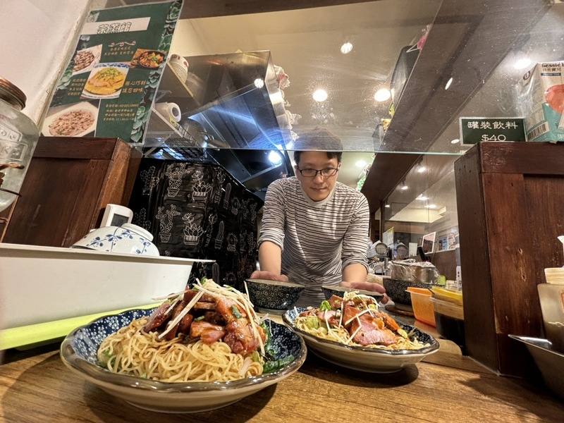 座落在台北市中山北路的小餐館，販售港式家庭料理與煲湯，隨著反送中運動後越來越多港人移台，小店意外成為在台港人舌尖鄉愁的寄託。主廚暨店主Johnson打算在台長期定居，把真正香港風味帶給台灣人。