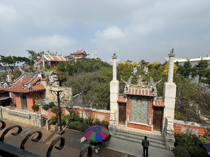 雲林縣持法媽祖宮全年開放，但其中的梳妝樓園區、石雕媽祖園區每年只在大年初一至初四開放，藉人文元素營造出靈性空間，吸引不少民眾前往參觀。