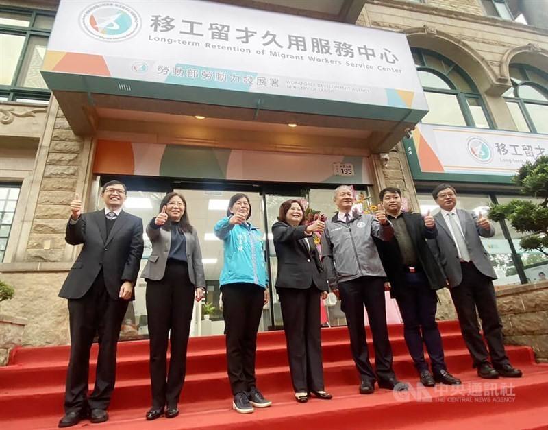Labor Minister Hsu Ming-chun (center) attends a plaque unveiling ceremony for the Long-term Retention of Migrant Workers Service Center in Hsinchu County on Dec. 6, 2023. CNA photo