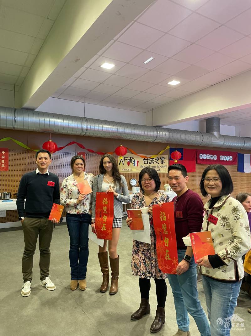 楊政衡(左1)與協會幹部合影