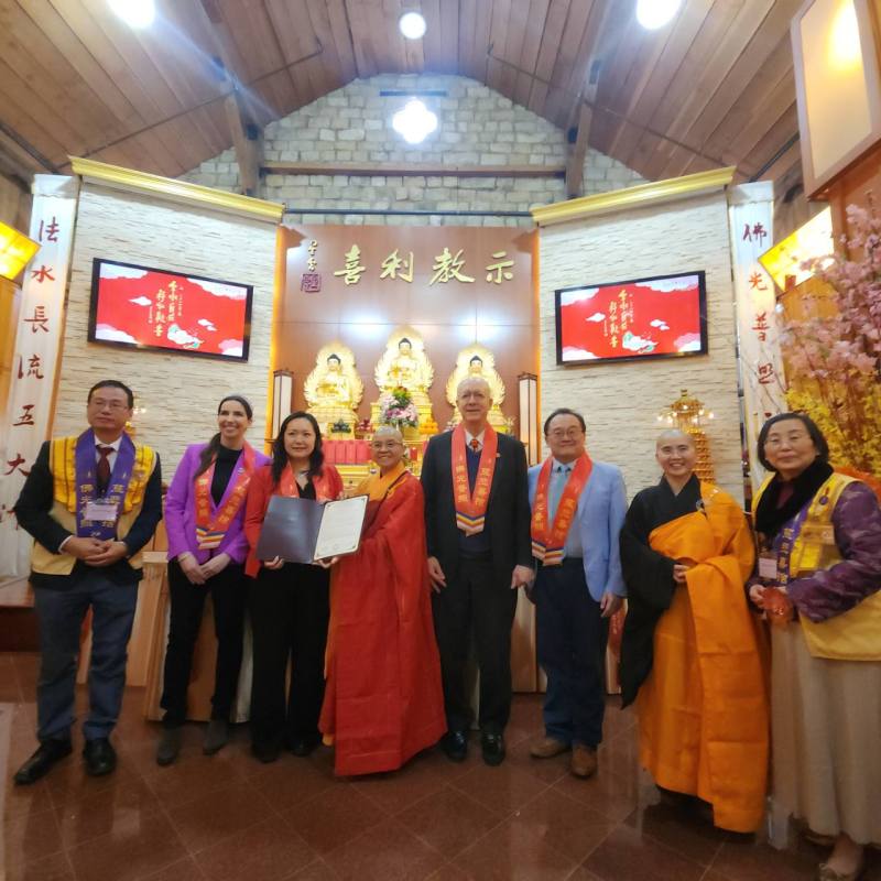 李唯誠(右三)與貴賓合影