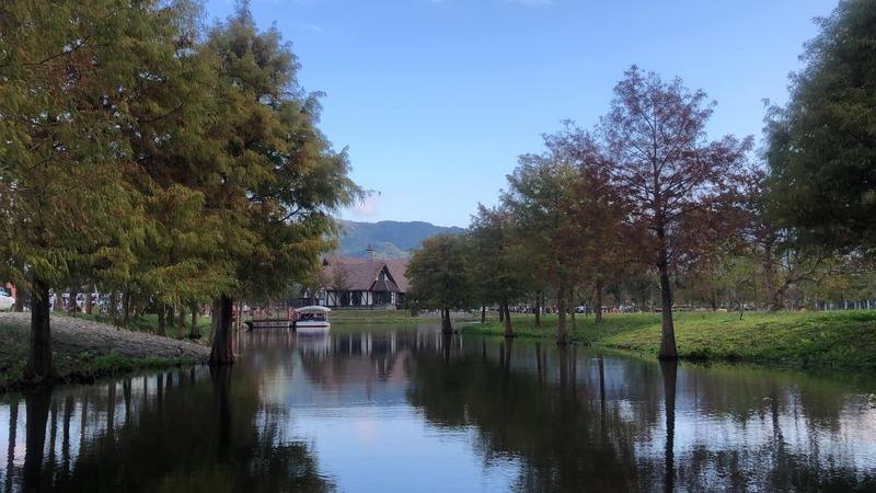 花蓮縣壽豐鄉近期新增一處風景優美景點a2水岸，2013年9月底開始試營運，有漂亮的湖景與落羽松，彷彿置身歐洲