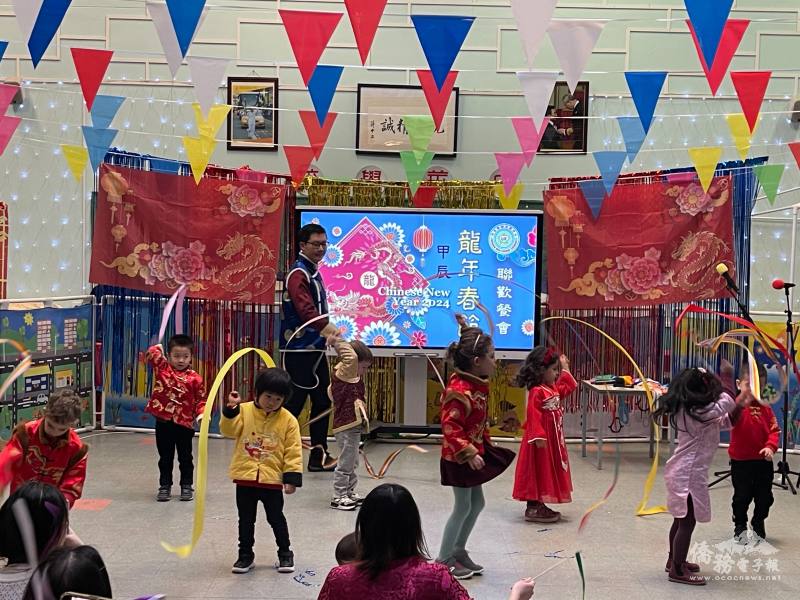 訓育主任陳威(中)深受校長張志強傳承中華文化之心感召，圖為帶領幼幼班小孩表演彩帶舞