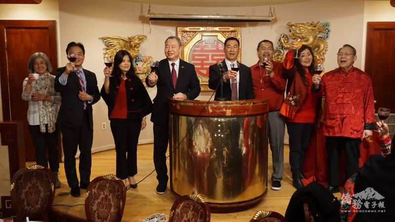 美京中華會館主席伍毅文﹑俞大㵢夫婦及鄭榮俊夫婦﹑華府市長亞裔辦公室主任﹑僑領黃浩源和李治瑞向來賓們舉杯祝酒