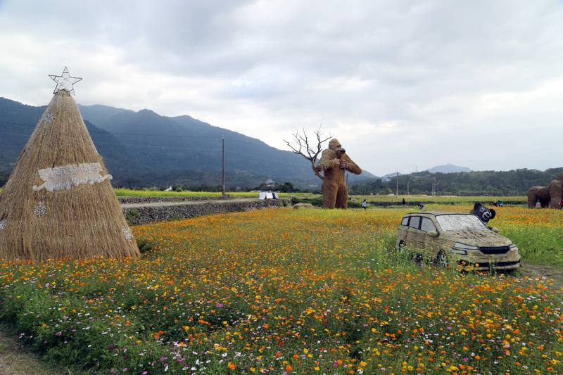 花蓮縣富里鄉稻草藝術季邁入第5屆，今年以「動物迷蹤．稻翼之歌」為主題，由各社區農民藝術家打造各式裝置藝術，吸引遊客到訪