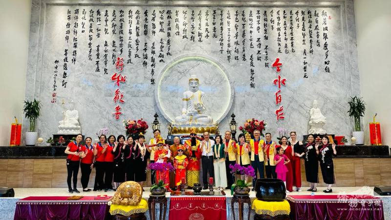 國際佛光會巴拉圭協會與張總領事夫婦、有光法師及財神爺向大家賀新年