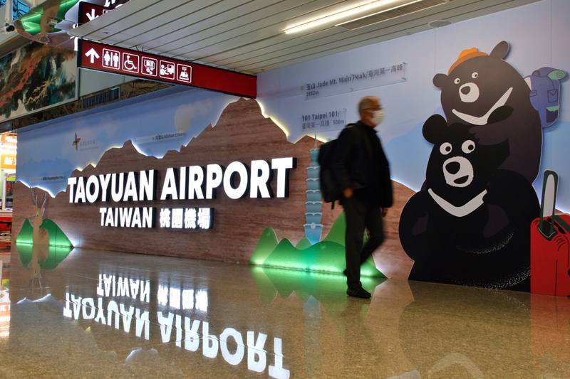 配合航廈設施更新汰換工程，桃園國際機場公司打造不一樣的施工圍籬，透過立體造景及燈光，將台灣知名高山以抽象外型搭配標高並與101大樓比對，還配合各樓層主要用途展現不同造型台灣黑熊概念圖，充滿意境又可愛的圖樣，吸引許多旅客駐足打卡